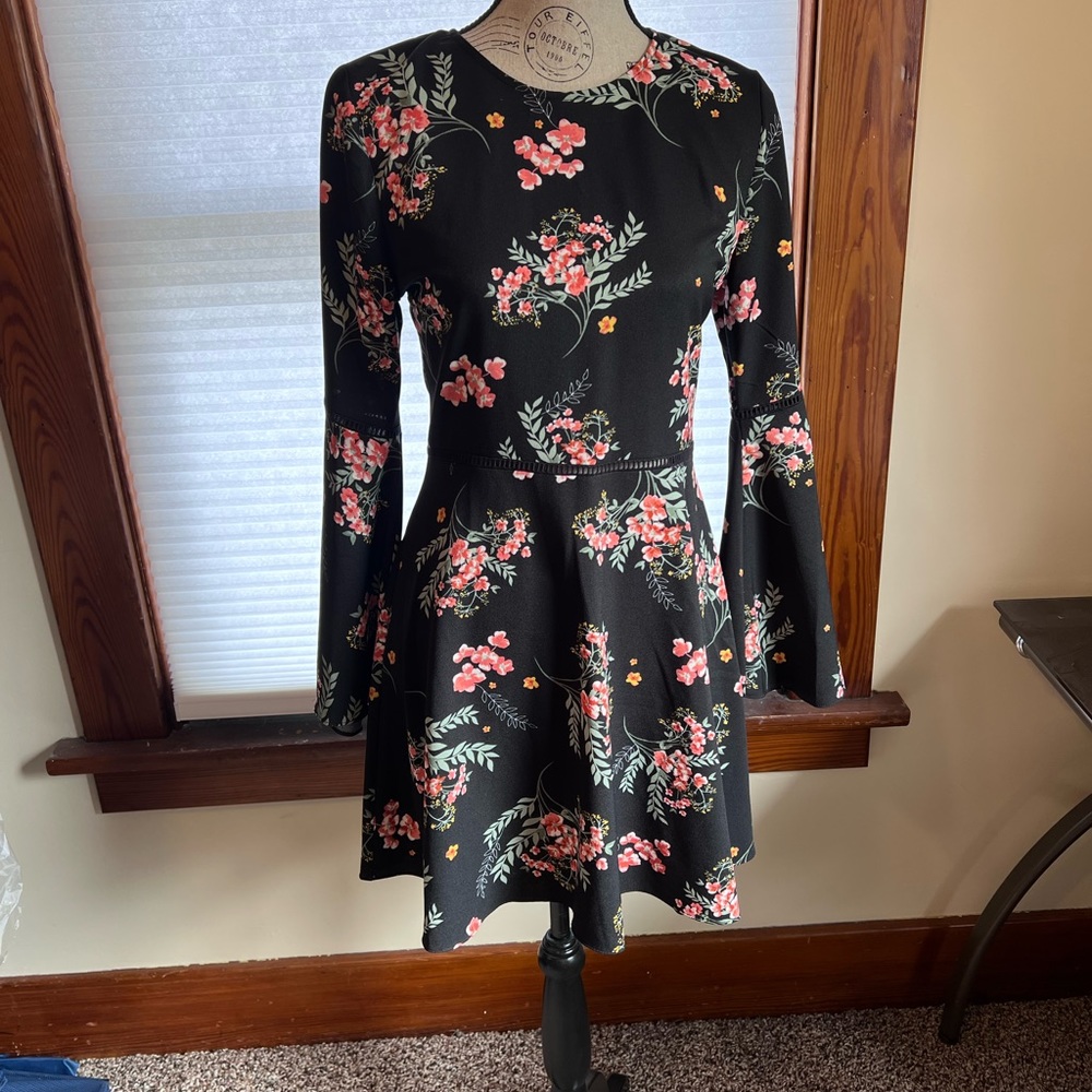 Juniors bell sleeve keyhole back dress